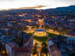 Fotografija grada Zagreba iz zraka u vremenu kasnog popodneva.